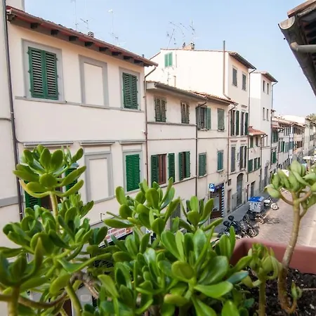 Romantic In San Frediano Apartment